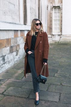 Chanel Vintage Bag, Brown Coat Outfit, Chic Winter Outfit, Winter Layering Outfits, Emma Hill, Wool Coat Black, Pijamas Women, Shoes Chanel