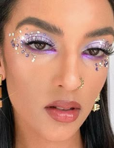 Festival Makeup Glitter Rhinestones, Makeup Festival Coachella, Tomorrowland Nails, Festival Glitter Looks, Festivals Makeup, Glitter Party Makeup, Bejeweled Makeup, Make Up Festival, Face Glitter Makeup