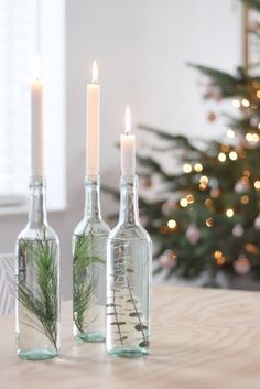 Simpele kerst diy met lege wijnflessen, kaarsen en groene bladeren Diy Deco, Xmas Deco, Diy Crafts To Do, Scandinavian Christmas, Christmas Centerpieces, Christmas Deco, Christmas Inspiration, Crafts To Do, Christmas Table