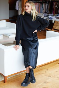 Brunch Outfit, Business Outfit, All Black Outfit, Skirt Outfit, Black Sweater, Looks Style