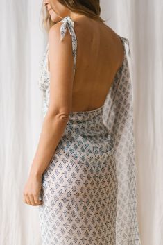 Long sarong with geometric watercolor print in blue tones on an ecru background.
It has two cuts at the ends that, by tying them, become sleeves to wear as a dress.
Comfortable, cool and light.
The model is wearing a size S.
Measurements 170/5' 7'' Bust - 85/33½'' Waist - 67/26½'' Hip - 94/37 Multicolor Block Print Sarong For Beachwear, Summer Block Print Beach Cover-up Dress, Beachwear Sarong With Block Print As Beach Cover-up, Multicolor Cotton Block Print Sarong, Multicolor Block Print Sarong For Beach Cover-up, Dress Comfortable, Winter Pajamas, Winter Set, Summer Set