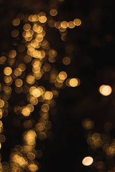 blurry image of lights in the dark with bokeh effect on it's surface