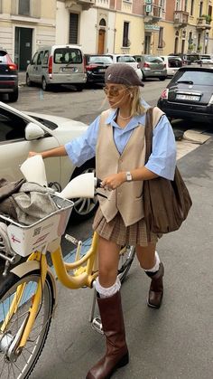 #kneehighboots #boots #fashion #copenhagen #streetstyle Mocha Mousse Outfit, Botas Outfit, Traje Cowgirl, Casual New Years Eve Outfits, Mocha Mousse, Copenhagen Street Style, New York Outfits, Outfits 70s, Simple Fall Outfits