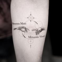 a tattoo on the leg of a person with two hands touching each other and words that read menento mori, mementoio viver