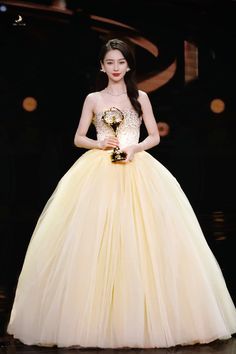 Haute Couture Looks, Miss Korea, Celebrities Female, Red Carpet, Korean Fashion, Winter Fashion, Mac, Prom, Actresses