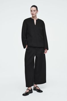 DOUBLE-FACED WOOL BARREL-LEG TROUSERS - BLACK - COS Postpartum Style, Autumn Wardrobe, Vest Shirt, Black Trousers, Wool Pants, Cotton Pants, Cardigan Coat, Jeans Dress, Straight Leg Pants