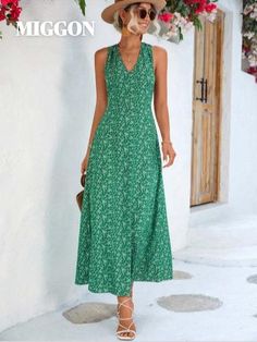 #longdress Casual Dress Patterns, Long Halter Dress, Backless Long Dress, Open Back Maxi Dress, Pure Elegance, Picture Style, Maxi Robes, Open Back Dresses, Maxi Dress Green