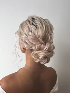 Chic Bridal Hair Updo, Brides With Updos, Blonde Curly Hair Updo, Updo With Bun Donut, Wedding Hair Updo High Bun, Loose Bun Bridal Hair, Bridesmaid Hairstyles Updo Fine Hair, Wedding Hairstyles For Hot Weather, Hair Styles Bun Wedding