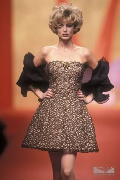 #Valentino #Spring1991Couture #Fashionshow #Supermodels90s Valentino Aesthetic, Valentino 90s, Vintage Runway Fashion, Armani Vintage, Valentino Runway, High Fashion Runway, Models 90s, Casual Work Outfits Women