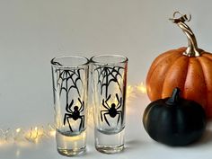 Shot glass set hand painted with spiders and spiderweb, great for those special spooky occasions.  Perfect for your bridesmaids gift, great as a scary 21 st birthday gift for her, wonderful for a Halloween tiered tray decor!  Listing is for ONE set of two shot glasses. They are 2 oz capacity, 4 1/4" tall x 1 3/4" diameter. Scary cute, happy and bold, sure to cheer anyone up, perfect for that "spooky potion "for Halloween.  They make great housewarming gifts, great as a Halloween birthday gift! S Halloween Shot Glasses Diy, Painted Shot Glasses Diy, Shot Glass Painting Ideas, Shot Glass Painting, Spiderweb Decor, Painted Shot Glasses