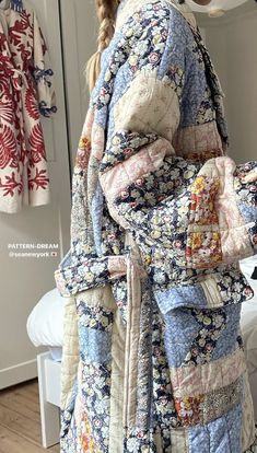 Sewn Things To Sell, Quilted Pullover Pattern, Diy Eco Friendly Projects, Quilt Repurpose Ideas, Quilted Patchwork Jacket, Patchwork Jacket Outfit, Easy Sewing Projects For Beginners Clothes, Aesthetic Quilts, Quilted Aesthetic