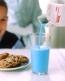 Blue milk!!! Not really that much of a prank, but I would be surprised if I saw blue milk come out unsuspected. Martha Stewart Holiday, Family Laughing, Harmless Pranks, April Fool's Prank, Colorful Breakfast, Blue Food Coloring