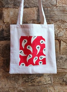 Halloween Bag Decorating Ideas, Tote Bag Painting Ideas Halloween, Halloween Tote Bags Diy, Halloween Bags Diy, Painted Totes, Halloween Totes, Creative Tote Bag, Winter Tote