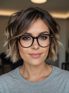 Dark Blonde Hair Short Bob, Women Short Hair Color Ideas, Minimalist Bob Haircut, Ombré Short Bob, Glasses With Bob Haircut, Highlight Short Hair Color, Ombre Hair Color For Short Hair, Summer 2024 Short Hair, Flattering Short Hair For Round Faces