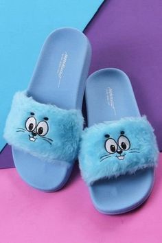 Girls Shoes Teenage, Fluffy Shoes, Cute Slides, Cute Slippers, Trendy Sandals, Fashion Slippers, Hype Shoes, Aesthetic Shoes