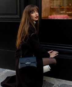 Chica Cool, Photographie Portrait Inspiration, Dream Hair, On The Ground, French Girl, Aesthetic Hair, Parisian Style, Pretty Hairstyles, Selena Gomez