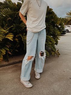 White shirt with baggy light jeans. White converse and silver jewelry, White bucket hat Baggy Ripped Jeans Outfit Men, Converse Chain, Converse White Outfit, Baggy Ripped Jeans Outfit, White Jeans Outfit Aesthetic, White Converse Outfit Men, Converse Man, Chucks Outfit, Converse Shoes Outfit