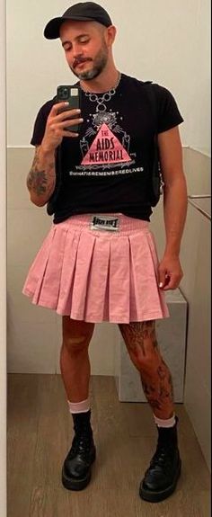 Guy In Skirt Outfit, Femboi Outfits, Masc Skirt Outfit, Mini Skirt Men, Mens Short Skirts, Men Wearing Skirts Outfits, Men In Skirts Fashion Aesthetic, Femboy Outfits Ideas Male Skirt, Men In Skirts Punk