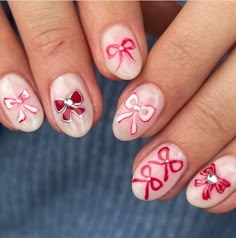 Winter Disney Nails, Crazy Christmas Nails, Christmas Bow Nails, Nails 2025, Disney Christmas Nails, Preppy Nails, Freestyle Nails, Bow Nail Designs, Nail Hacks