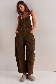 Our top-rated Good Luck Overalls — now in a textured corduroy fabrication! Featuring the signature barrel-leg fit, you’ll reach for this pair all season long. **Fit:** Bib-and-brace design with wide barrel-leg **Features:** Front bib pocket, tapered knee design, adjustable brace straps, side button detailing, soft cord fabrication **Why We ❤ It:** Toughened-up with moto boots or laid-back with sporty sneakers, this pair has endless ways to wear. | We The Free Good Luck Cord Overalls at Free Peop Barrel Leg Overalls Outfit, Best Overalls For Women, Cord Dungarees Outfit, Grungy Cottage Core, Women’s Overalls, Khaki Overalls Outfit, Loose Overalls Outfit, Queer Women Fashion, Casual Overall Outfits