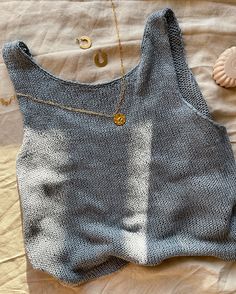 Lirio top pattern by Cecilia García Rodrigo Knit Tank Pattern, Knitted Top Outfit, Knitting Top, Knit Top Patterns, Fall Tops, Knit Ideas, Knitted Top, Narnia, Knitting Ideas