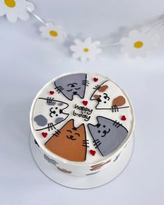 the cake is decorated with cats on it