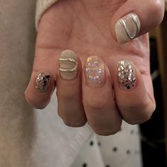 silver art⭐︎✴︎⭐︎✴︎ @tan__official | Instagram Silver Details Nails, Silver Nails Gold Jewelry, Nail Silver Design, Aesthetic Silver Nails, Short Metallic Silver Nails, Nail Art Silver, Silver Gel Nails, Silver Chrome Nails Aesthetic, Euphoria Nails