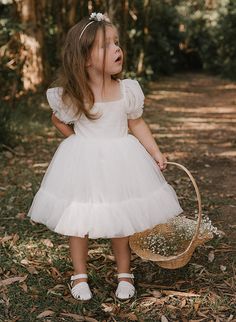 Fabric: Tulle Silhouette: A-Line/Princess, Ball Gown Neckline: Square Neck Hemline/Train: Knee-Length Embellishment: Bowknot Sleeve: Short Sleeves Shown Color: White