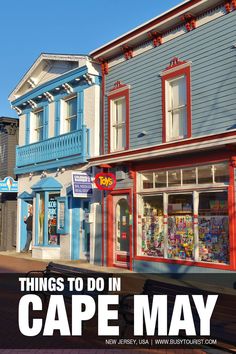 there are many buildings on this street with the words things to do in cape may