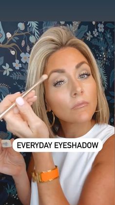 Rachel Roth on Instagram: “Everyday eyeshadow - soft, sophisticated, and neutral. As my mom would say "it doesn't talk too loud" 🤣🤣🤣. Seint by @jesse.m.spencer…” Eyeshadow For Blondes With Green Eyes, Urban Decay Naked 2 Palette Looks, Day Time Eye Makeup, Simple Eye Makeup Pictures, Day Time Eyeshadow Looks, Seint Eyeshadow Blue Eyes Blonde Hair, Easy Makeup Natural Looks, Eye Makeup For Everyday, Two Color Eyeshadow Looks