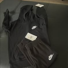 Black Size 4 Nike Sweat Suit Never Worn Still With Tags Nike Clothing Aesthetic, Nike Hoodie And Sweatpants Set, Nike Sweat Outfit, Nike Fits Women, Nike Sets For Men, Nike Matching Set Outfit, Nike Sweat Set, Nike Sweats Outfit, Nike Sweat Suit