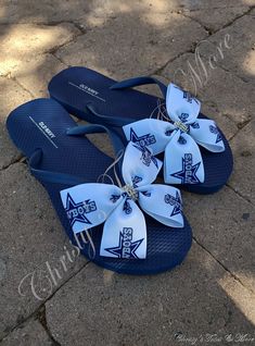 These Sandals are the most cute and fun addition to just about any outfit!    I am using durable, Old Navy brand Flip Flops for each ADULT pair. (WHOLE SIZES ONLY 5-10) These sandals feature a bright blue flip flop and a vibrantly printed Cowboys Star ribbon sewn together in a ribbon bow with a true rhinestone strung, trimmed center.   Each bow is hand-sewn for the utmost support and also secured to each sandal with a combination of E6000 glue and strong, upholstery thread.  *IN THE PERSONALIZATION SECTION, PLEASE INCLUDE SHOE SIZE **Please remember that these are available in WHOLE SIZES only. If you are typically a half size, please consider SIZING UP as there will be NO RETURNS due to an improper or uncomfortable fit.   OTHER PATTERNS ARE AVAILABLE UPON REQUEST! Flip Flop Outfits, Sports Hair Bows, Ribbon Flip Flops, Cowboys Star, Dallas Cowboys Star, E6000 Glue, Shoes Flip Flops, Homemade Bows, Bow Flip Flops