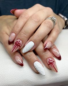 Snowflakes, glitter, bow, sweater nail… what could be more beautiful? Christmas Nails 2024 Almond, Sweater Nails Designs Christmas, 2024 Christmas Nail Designs, Christmas Simple Nail Art, 25 Birthday Nail Ideas, Sweater Tip Nails, Sweater Nail Art Christmas, Christmas Red And Gold Nails, Almond Red Christmas Nails