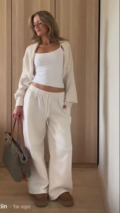 Thanksgiving Outfit Pants, Cosy Outfit Aesthetic, Cream Joggers Outfit, Comfy College Outfit, Lounge Outfit Ideas, Vanilla Girl Outfits, Cozy Lounge Outfits, Uggs Tasman, Amsterdam Outfit