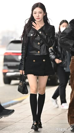 Idol Winter Outfit, Ningning Outfit, Kpop Facts, Ideas Of Outfits, Pop Outfits, Idols Fashion, Retro Style Dress, Airport Outfits, K Pop Outfits