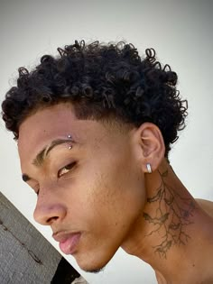 #cachos #luzes #cortesdecabelo #americano #tattoo Fade Haircut Curly Hair, Waves Haircut, Taper Fade Haircut, G Hair, Short Curls, Pelo Afro, Haircuts For Curly Hair, Dread Hairstyles