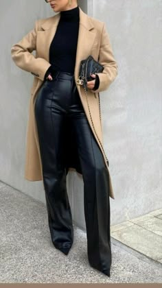 How To Style Leather Pants, Stile Hijab, Leather Pants Outfit, Black Leather Pants, Elegante Casual, Looks Street Style, Stylish Work Outfits, Camel Coat