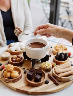 Kom samen met je ‘BAE’ genieten van een heerlijke chocolade fondue en goede quality time.
Je hebt keus uit  verschillende smaken chocolade: witte chocolade, melk chocolade, pure chocolade , Roze Ruby Chocolate,  Nutella of Kinder Bueno Saus.

Prijs: Vanaf € 12,50 per persoon

Aantal personen:  2 tot 8 personen
• Geniet 1,5 uur lang van de lekkerste vers gebakken cheats!
• online reserveren
• geen drankjes inbegrepen French Food Party, Dessert Table Graduation, Christmas Diner, Ruby Chocolate, Graduation Desserts