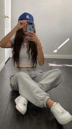 Sweats With Crop Top Outfit, Jogger Gris Outfit, Jogger Gym Outfit, Outfits With Adidas Joggers, Outfits Con Jogging, Gym Outfit Joggers, Grey Trackies Outfit, Crop Top And Joggers Outfits, Sweats And Crop Top Outfits