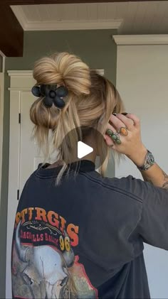 Cute Ways To Put Hair Up With Clip, Messy Hair Clipped Up, Ways To Claw Clip Hair, Cute Lazy Updos, Cute Ways To Put Your Hair In A Clip, Side Part Clip Hairstyles, How To Wear A Hair Clip Long Hair, Easy Summer Hairstyles Claw Clip, Hair Up Clip Hairstyles