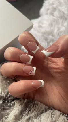 French Tip With Simple Design, Biab Nail Design French Tip, Nails Design Square Short, French Tip Nail Inspo Square, Smoothie Date Outfit, French Tip With A Design, Cute Holiday Nails Summer, French Tip Nails Square With Heart, Nail Inspo Acrylic French Tip