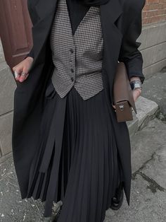 Dark Elegant Outfit, Academic Outfit, Vintage Study, Outfit Muslim, Dark Academic, Dark Outfit, Rok Outfit, Academia Outfits