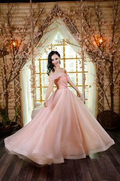 Evening dress in organza on the bodice, with appliqués of lace and stones Mode Purple, Big Dresses, Pink Gowns, Pink Dresses, Fairytale Dress, Fantasy Dress, Girls Dream, Purple Fashion, Every Girl