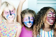 Haz tu propio disfraz con esta receta sencilla. Aprende a hacer una pintura para la cara con ingredientes caseros y no tóxicos. Tiempo requerido: 5 minutos. Kids Face Paint, Glitter Tattoo, Glitter Diy, Store Opening, Golden Girl, Childrens Party, Girls Party, Work Ideas