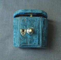 ANTIQUE-VICTORIAN-TURQUOISE-VELVET-JEWELRY-PIGGY-BOX-WITH-LOCK Glass Jewelry Boxes, Antique Jewelry Boxes, Box With Lock, Antique Accessories, Pin Box