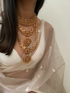 Minimal Wedding Jewelry Indian, Bridal Gold Jewellery Indian, Gold Indian Jewelry, Indian Gold Jewellery, Indian Wedding Jewellery, Indian Gold Necklace Designs, Desi Clothing, Vintage Indian Jewelry, Indian Gold Jewelry