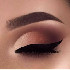 Nude Smokey Eye, Subtle Eye Makeup, Eye Makeup Glitter, Silver Eyeliner, Make Up Gold, Eyeliner Tips, Make Up Inspiration, Eyeliner Makeup