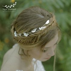 This elegant silver wedding crown made of silver or gold plated on brass and faux pearls. The bridal tiara made of flexible wire with loops at the back so you can wear it in a different variations and styles. You can attache this wedding crown with small pins that will entered the loops. Length: about 30cm / 12inch *Could be requested in gold or silver plating* **The shipping arrives between: 8-10 days where priority registered mail is available (EU, US, Canada, and more is shipped priority) ** Silver Hair Accessory, Pearl Wreath, Bohemian Headpiece, Headband Pearl, Tiara Hair, Leaf Headpiece, Silver Hair Accessories, Boho Headpiece, Silver Hair Comb