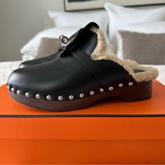 Preowned, In Good Condition. Photos Provided Of Wear And Marks. Purchased In Paris Size 36. I Am Typically A 37 So These Run Big. Original Box And Dust Bags Included. Can Provide Receipt Upon Request. Hermes Clog In Calfskin With Shearling Sole And Iconic Palladium-Plated Kelly Buckle. A Modern Take On A Boho Chic Style. Made In Italy Hermes Shoes, Mule Clogs, Mules Shoes, Boho Chic Fashion, Clogs, Calf Skin, Boho Chic, Dust Bag, Women Shoes