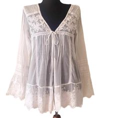 This Ibiza white women's top in size M features beautiful embroidered appliqué lace details, pleated motifs, V neckline and a tie front fastening. It's a stylish, bohemian blouse perfect for casual, wedding party or beach wear. Measurements /flat/ - shoulder to shoulder 16''/41cm armpit to armpit 17''/44cm waist 16.5''/42cm length 29''/74cm sleeves 24.5''/62cm Excellent condition. Beach Outfit Vintage, Pirate Vibes, Boho Beach Outfit, Casual Wedding Party, Bohemian Blouse, Bohemian Blouses, Outfit Vintage, Embroidered Applique, Boho Top